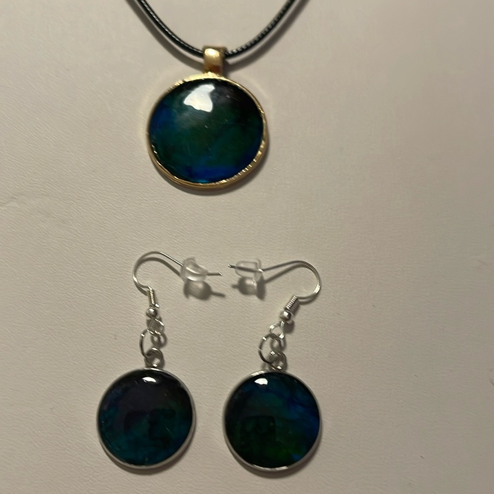A necklace set